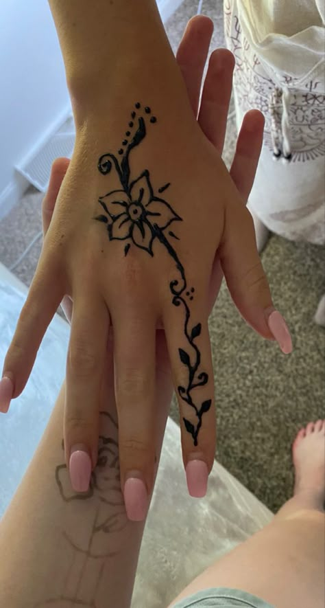 Easy Wrist Henna, Henna Designs Ideas, Hena Designs Summer, Hannah Tattoo Design Easy, Tropical Henna Designs, Hanna Hand Tattoo, Henna Tattoo Tutorial, Hannah Ideas Hand, Easy Beginner Henna Designs