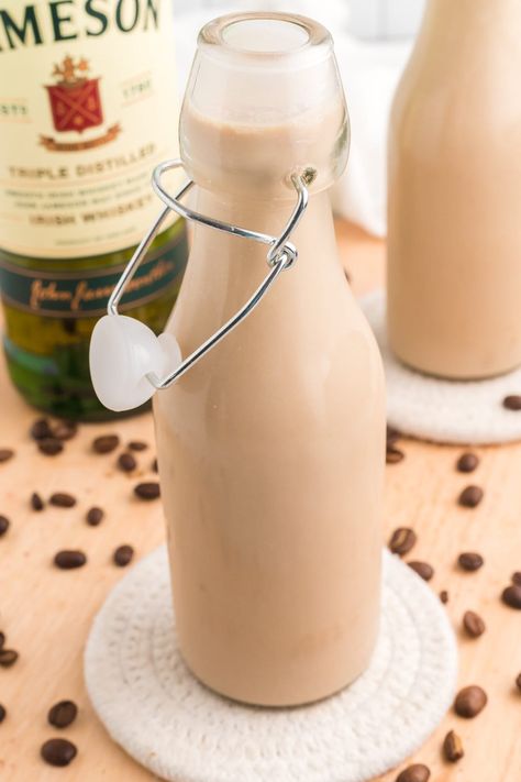 Made with 6 simple ingredients, this Homemade Baileys Irish Cream is perfect for adding to your morning coffee, cocktails, and desserts. An easy copycat recipe! How To Make Irish Cream, Home Made Baileys Recipes, Irish Cream Recipe Drinks, Baileys Recipes Drinks, Homemade Baileys Irish Cream, Baileys Irish Cream Recipes, Baileys Drinks, Baileys Fudge, Baileys Cocktails