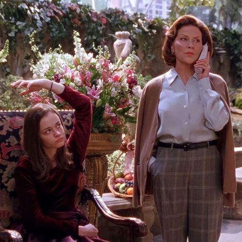 Emily Gilmore Outfits, Emily Gilmore Aesthetic, Gilmore Girls Emily, Gilmore Rory, Emily Gilmore, Gilmore Girls Fashion, Paris Geller, Gilmore Girls Fan, Team Logan