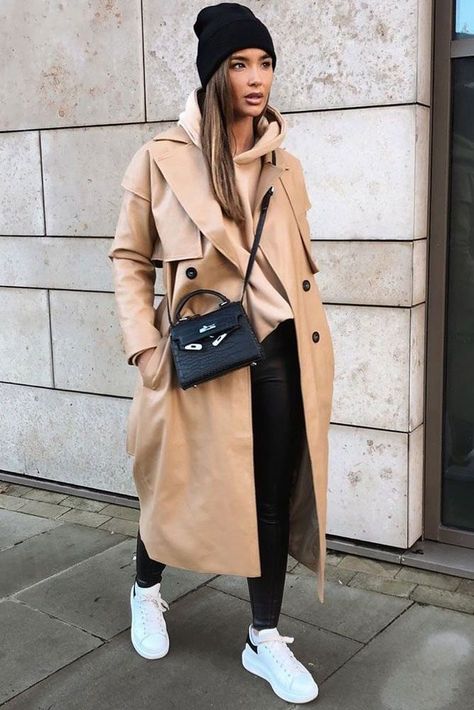 Winter Coat Fashion Outfits, Street Style Outfits Women Casual, Over Coat Outfit Women, London Winter Outfits 2022, Winter Normcore Outfits, Casual Winter Outfits For Running Errands, Classy Streetwear Women Winter, Winter Outfits With Trench Coats, Winter Coat 2022 Trends