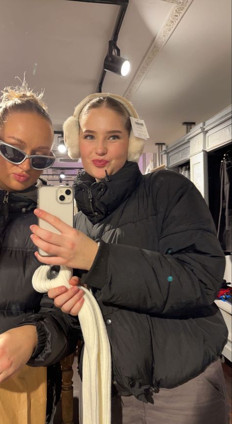 Friends Outfits Aesthetic, Aesthetic Earmuffs, Earmuffs Aesthetic, Sunglasses Inspiration, Earmuffs Outfit, Friends Outfits, Winter Inspo, Cozy Season, Winter Fits