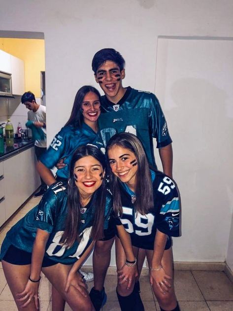 Nfl Halloween Costumes, Football Costumes For Girls Halloween, Football Costume Girl, American Party Outfit, Football Player Halloween Costume Girl, American Football Costume, Carnaval Outfit Ideas, Carnival Costumes Ideas, Football Player Halloween Costume