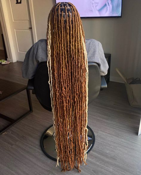 Long Faux Locs Hairstyles With Color, Peekaboo Faux Locs, Color Soft Locs, Peekaboo Soft Locs, Faux Locs Color Ideas, Peekaboo Locs, Rnb Aesthetic, Hair Braid Diy, Hair Plugs