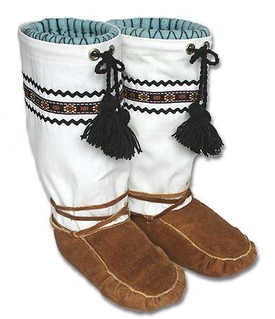 Quality Mukluks! Remember this pin for winter! Inuit Boots, Mukluk Pattern, Diy Moccasins, Native American Moccasins, Pattern Clothing, Moccasin Pattern, Native Wears, Beaded Moccasins, Beautiful Beadwork