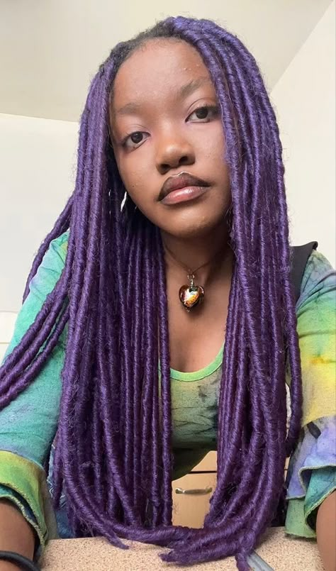 Purple Faux Locs, Faux Locs Red, Tranças Faux Locs, Faux Locs Colored, Purple Dreads, Girl With Purple Hair, Glass Heart Necklace, Purple Braids, Peinados Fáciles Para Cabello Corto