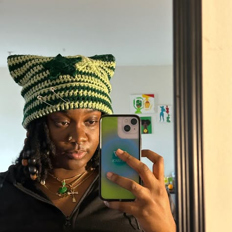 Crochet Hat Projects, Crochet Binnie Aesthetic, Crochet 8 Ball Beanie, Locs With Beanie, Cool Crochet Hats, Crochet Hat Outfit, Crotchet Hat, Cardigans Crochet, Crochet Tube Top