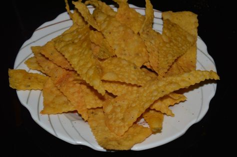 Making tortilla chips is very easy. Make a soft and firm dough using maize flour, plain flour, wheat flour, and carom seeds. Making your own chips means you know exactly what's in them. Enjoy! Home Made Nachos, Prawn Crackers, How To Make Nachos, Carom Seeds, How To Make Tortillas, Nacho Chips, Homemade Tortilla Chips, Homemade Tortillas, Plain Flour