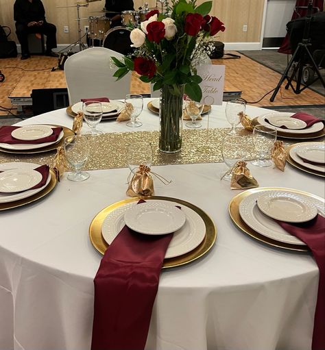 Red And Gold Table Setting, Burgundy Table Setting, Burgundy And Gold Quinceanera Theme, Burgundy Quinceanera Decorations, Red Gold Wedding Decorations, Red Table Decorations, White Wedding Table Setting, Red Quinceanera Ideas, Wedding Table Setup