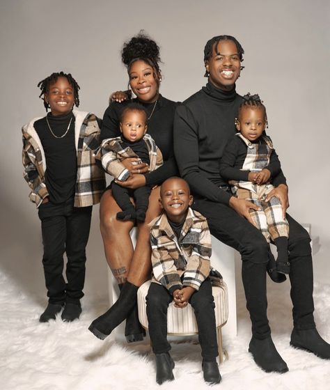 Family Photos Jeans Color Combos, Fall Family Photos African American, All Black Family Christmas Pictures, Dressed Up Family Photos, Fam Photoshoot Ideas, Family Picture Black Outfits, Black Shirt And Jeans Family Pictures, Black And White Plaid Family Pictures, Burberry Family Photo Ideas