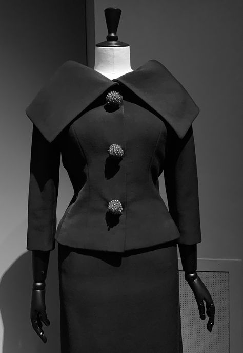 CRISTOBAL BALENCIAGA – THE ARCHITECT OF FASHION - costumeandartlover Christobel Balenciaga, Balenciaga Old Fashion, Cristobal Balenciaga Designs, Balenciaga Hourglass Coat, Balenciaga 50s Haute Couture, Cristobal Balenciaga 1950s, Vintage Balenciaga, Cristobal Balenciaga, Trim Ideas