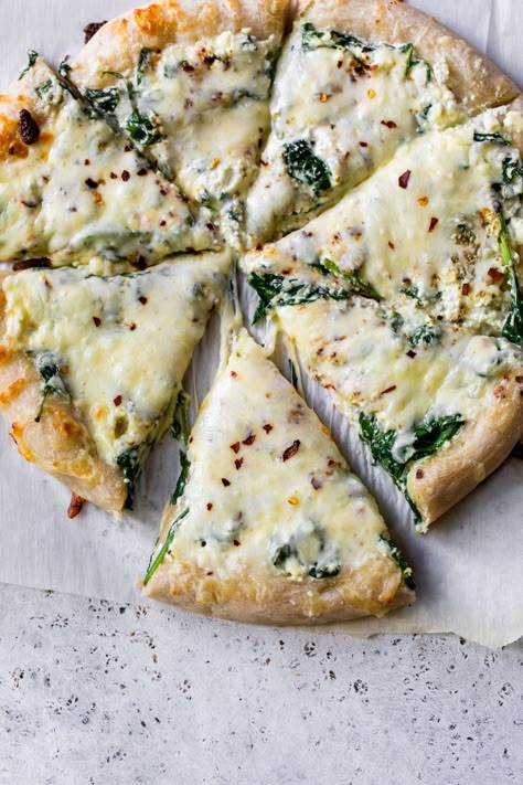 Ricotta Spinach Pizza, Spinach Feta Pizza, Spinach Pizza Recipe, Spinach Alfredo Pizza, Canned Spinach, Pizza Spinach, Calzone Recipes, Cream Cheese Pizza, Red Pizza Sauce