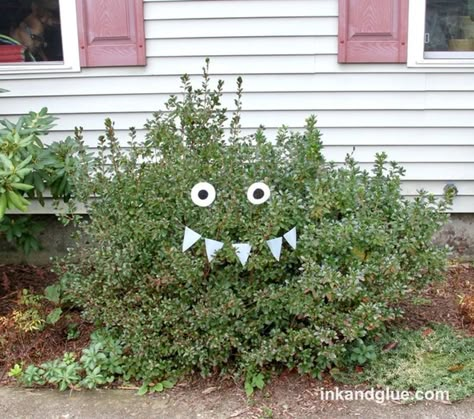 Front Yard Halloween Decorations, Spooky Outdoor Halloween Decor, Halloween Decorations Outdoor Porch, Scary Halloween Decorations Outdoor, Haunted Mansion Halloween, Halloween Decoration Ideas, Homemade Halloween Decorations, Halloween Decorations Diy Outdoor, Masks Diy