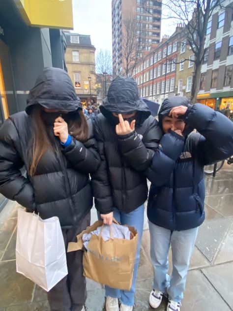 Friendship Photoshoot, Shiny Jacket, Best Friends Aesthetic, Friend Goals, Instagram Photo Inspiration, Friend Photoshoot, City Girl, Winter Wonderland, Photo Inspiration