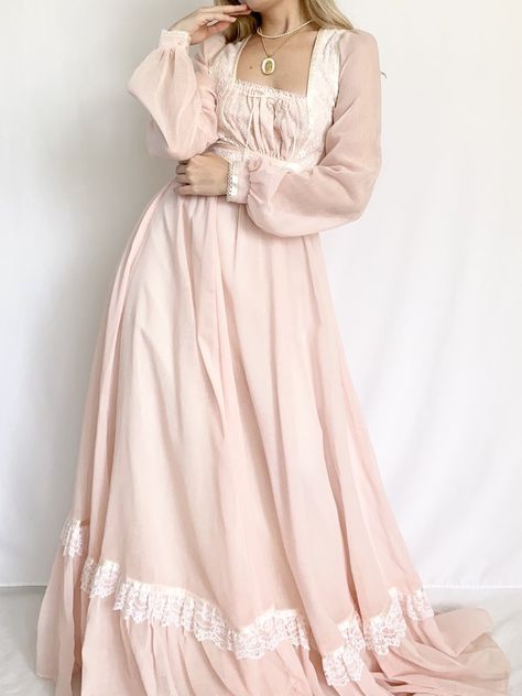 Victorian Everyday Dress, Victorian Peasant Dress, Midevil Dress, 80s Inspired Outfits, Farm Dress, Cottagecore Fashion, Princess Dresses, Silky Dress, Historical Dresses