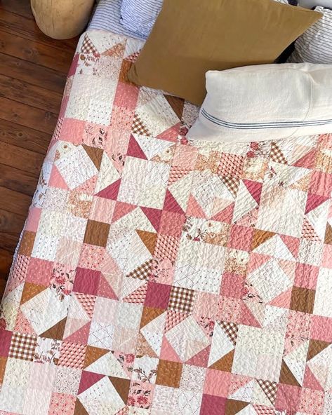 Pink And White Quilts, Bear Tracks Quilt, Bear Paw Quilt, Bear Tracks, Quilting Blogs, Two Color Quilts, Red And White Quilts, Triangle Quilts, Scrappy Quilt Patterns