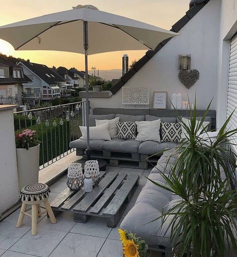 Klein Balkon Decor, Balcon Mic, Balkon Decor, Porch Life, Balcony Design Ideas, Small Balcony Garden, Balkon Design, Small Balcony Decor, Apartment Balcony Decorating