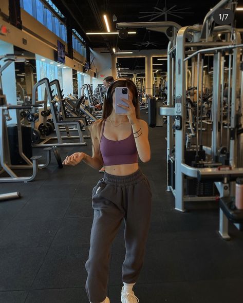 Sweatpant Gym Outfit, Gym Outfits Sweatpants, Gym Sweatpants Outfit, Sweatpants Gym Outfit, Gym Rat Clothes, Kickboxing Outfit, Highschool Dream, Look Gym, Girl Gym Outfits