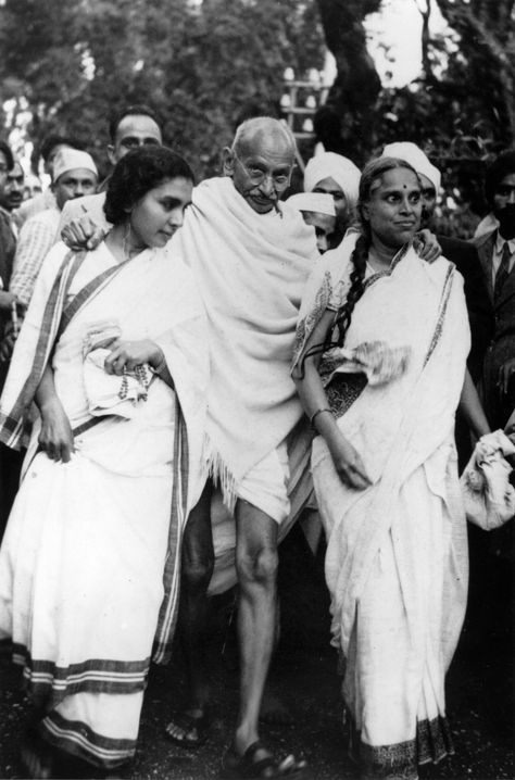 Gandhi leaving Maor Ville, his Shimla residence, during the Leaders Conference. He is helped to his car by his doctor Sushelia Nayyer (right) and Susila Ben (left) and accompanied by his private secretary Piare Lal. Mahatma Gandhi History, Mahatma Gandhi Photos, Family History Quotes, Fox Photos, Trendy Family, Indian History Facts, Indira Gandhi, History Of India, History Quotes