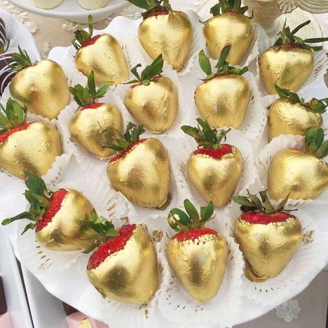 Coconut Hot Chocolate, Gold Food, Chocolate Covered Strawberry Recipe, Strawberries Chocolate, Blackberry Syrup, Dipped Strawberries, Edible Gold, Strawberry Dip, Covered Strawberries