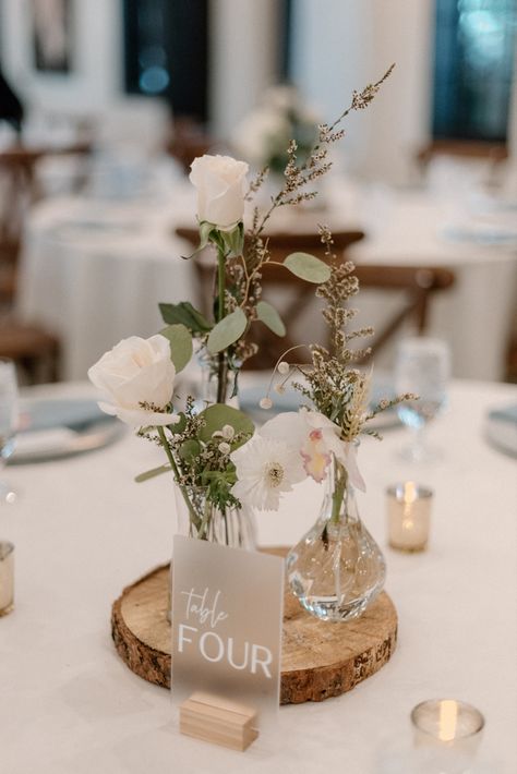 Simple Wedding Centerpieces Bud Vases, Wedding Dinner Setting Ideas, Rustic Bud Vases Wedding Centerpiece, Small Table Centre Pieces Wedding, Simple Boho Reception Tables, Sliced Wood Centerpiece, Simple Round Table Settings Wedding, Round Table Centrepiece Ideas, Vases And Candles Centerpieces