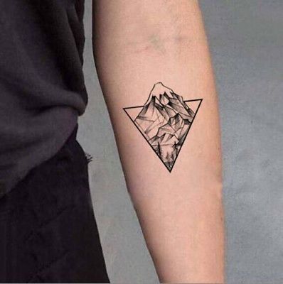 Matterhorn Tattoo, Moutain Tattoos, Geometric Mountain Tattoo, Tatuagem Masculina Pequena, Sticker Tattoo, Tattoo Temporary, Geometric Mountain, Inspiration Tattoos, Temp Tattoo