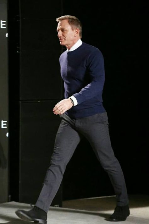 Shirt, jumper and dark grey chinos Grey Trousers Outfit Men Casual, Grey Trousers Outfit Men, Grey Trousers Outfit, James Bond Outfits, Daniel Craig Style, Bond Outfits, Dark Grey Chinos, Grey Chinos Men, Chinos Men Outfit