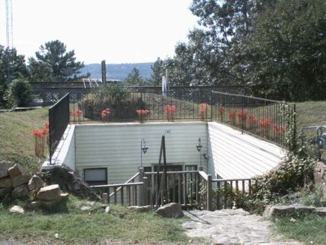 Underground Living, Underground House, Earth Sheltered Homes, Crazy Houses, Earth Sheltered, Underground Homes, Unusual Homes, Cob House, Earth Homes