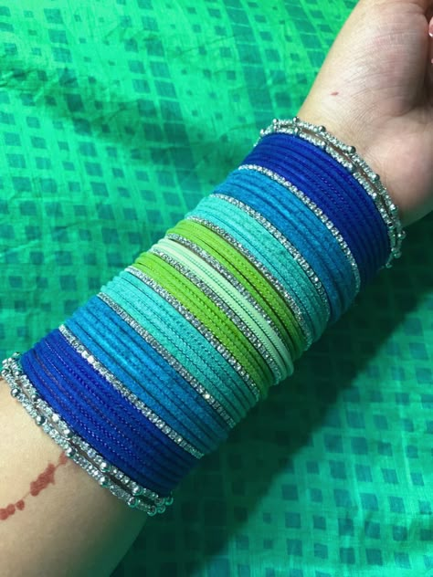 Glass Bangles Pakistani, Henna Patterns Hand, Keep Smile, Indian Dress Up, Jewellery Bangles, Bridal Sari, Pakistani Bridal Makeup, Thread Bangles Design, Colorful Bangles