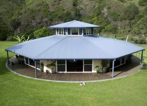 10 Crazy houses from Around the World | PJ Fitzpatrick Hexagon House, Round House Plans, Octagon House, Sell House Fast, Crazy Houses, Australia House, Unusual Homes, Solar House, Dome House