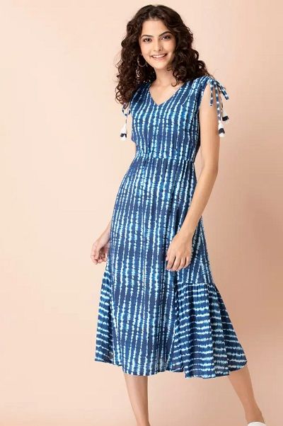 Tie and Dye Kurti Designs Tie And Die Dresses, Tie Dye Dress Patterns, Indigo Kurti Designs, Tie And Dye Shirt, Ikkat Kurti Designs, Straight Kurti Designs, Pocket Kurta, Pattern Mixing Outfits, Collar Kurta