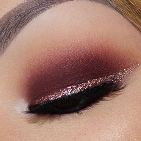 Eye Makeup Burgundy, Makeup Burgundy, Burgundy Eye Makeup, Makeup Tricks, Festival Makeup, Kiss Makeup, Makeup Goals, Eye Make, Love Makeup