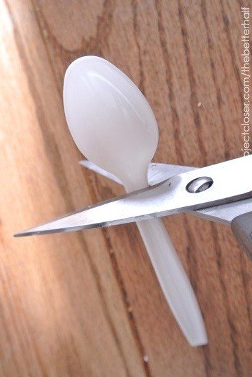 You might want to rethink about throwing out those spoons. Flowers Made From Plastic Spoons, Crafts With Kitchen Utensils, Plastic Utensils Crafts, Spoon Art Diy Projects, Spoon Wreath, Plastic Spoon Flowers, Plastic Spoon Art, Upcycle Jars, Outdoor Decorations Ideas