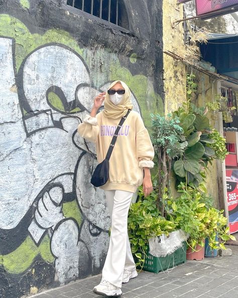 Perempuan Malaysia Ootd, Perempuan Ootd Malaysia, A And V Letters Love, Ootd Crewneck, Outfit Ideas Hijab, Girl Riding Motorcycle, Ootd Poses, Modest Casual Outfits, Outfit Korean Style