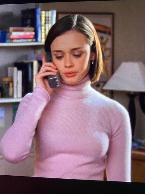 Pink Turtleneck Outfit, Gilmore Style, Rory Gilmore Style, Knit Sweater Oversized, Vibe Vintage, Hollister Logo, Pink Turtleneck, Turtleneck Outfit, Light Pink Sweaters