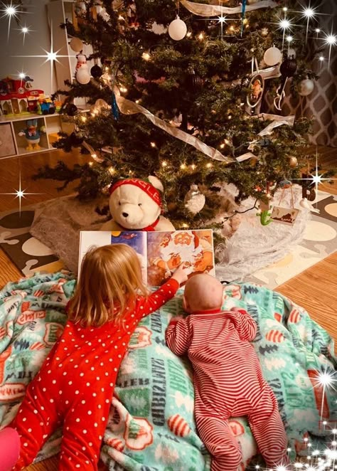 Christmas Book Photo, Christmas Photos Toddler, Toddler Christmas Pictures, Sibling Christmas Pictures, Newborn Christmas Pictures, Infant Photos, Christmas Baby Pictures, Christmas Family Photoshoot, Baby Christmas Photos