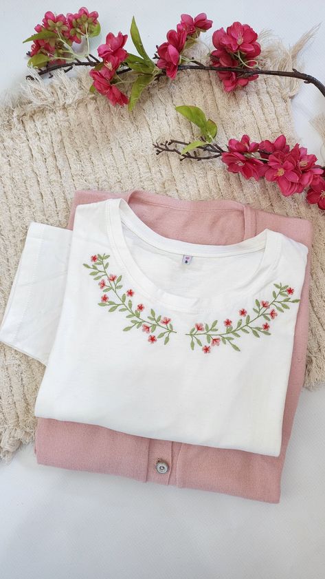 Cute Print Tshirt, Diy Embroidery Shirt, Hand Embroidery Patterns Free, Clothes Embroidery Diy, Simple Hand Embroidery Patterns, Hand Embroidery Dress, Diy Embroidery Designs, Embroidery Tshirt, Hand Embroidery Patterns Flowers