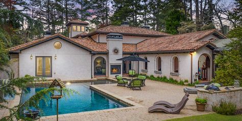 Makers of the Netflix hit set the series at the Atlanta-area, Tuscan-inspired mansion Tuscan Style Villa, Daniel Larusso, Tuscan Design, Real Estat, Tuscan Inspired, Tuscan Villa, Tuscan Style, Indoor Outdoor Living, Mediterranean Style