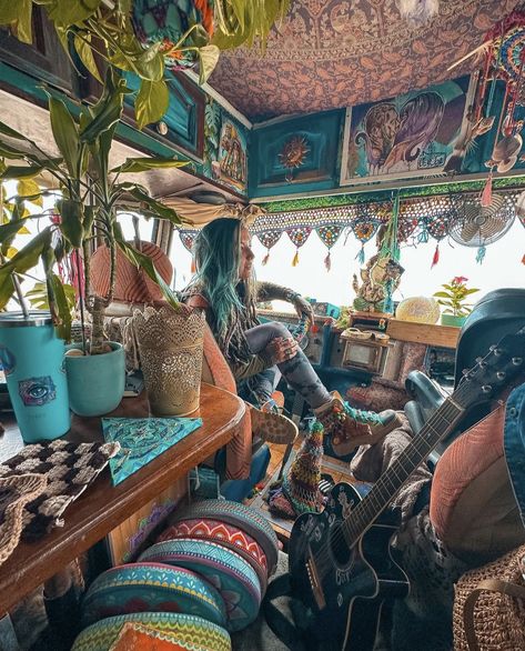 Bohemian Van Life, Hippie Van Aesthetic, Hippie Life Aesthetic, Hippie Lifestyle Aesthetic, Bohemian Camper, Hippie Camper, Old School Bus, Hippie Car, Hippie Living