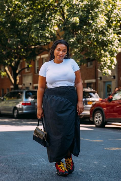 According to This Street Style Set, These Are the Top 10 Trends From New York Fashion Week | Vogue 2023 Street Style, Paloma Elsesser, Reportage Photography, Nyfw Street Style, Leather Midi Skirt, Timeless Wardrobe Staples, Fashion 2024, Street Chic, Curvy Fashion