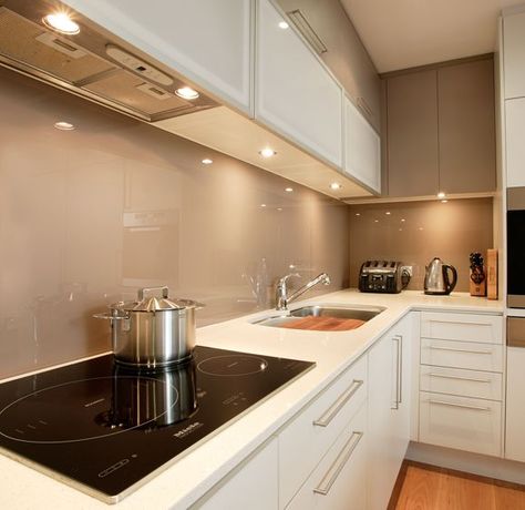 Brown Glass Backsplash Kitchen, Cream Kitchen Splashback Ideas, Cream Splashback Kitchen, Kitchen Wall Glass Panel, Kitchen Design In Brown Colour, Beige Tile Splashback Kitchen, White Kitchen Cabinets Beige Backsplash, Beige Splashback Kitchen, Kitchen Glass Backsplash Ideas