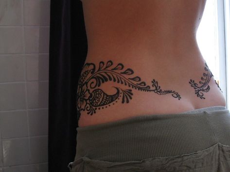 Birthday Henna, Henna Elements, Lower Belly Tattoos, Ankle Tattoo Ideas, Tummy Tattoo, Cute Henna Tattoos, Stomach Tattoos Women, Waist Tattoos, Tattoos To Cover Scars