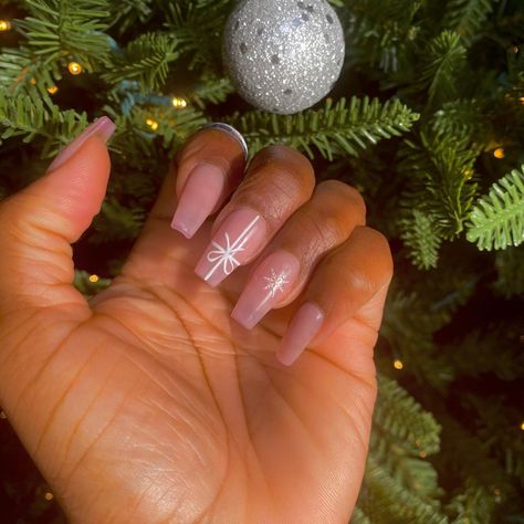 Pretty Presents Hot Red Nails, Christmas Manicures, Nail Designs 2022, Xmas Nail Designs, Best Nail Designs, Festive Nail Designs, Christmas Tree Nails, Hottest Christmas Gifts, Confetti Nails