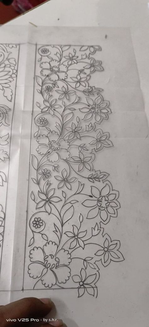 Floral Embroidery Khaka, Cutwork Border Designs, Embroidery Buta Designs, Embroidery Khaka Designs, Floral Khakha, Khaka Designs Embroidery, Saree Border Designs Drawing, Khakha Designs, Embroidery Khaka