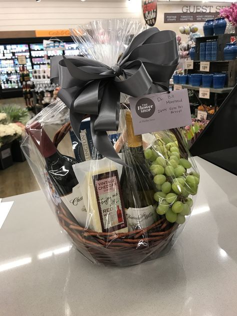 Basket With Wine Gift, Company Gift Basket Ideas, Wine Box Ideas Gift, Housewarming Gift Ideas Baskets, Wine Present Ideas, Wine Basket Gift Ideas, Wine Gift Basket Ideas, Wine Gift Box Ideas, Wine Gift Basket