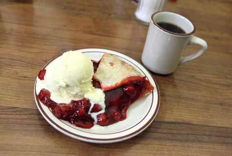 Twin Peaks to Make a Comeback, and We’re on the Hunt for Damn Good Cherry Pie in the Meantime Breakfast Diner, Breakfast In America, Pops Restaurant, Pie A La Mode, California Food, Diner Recipes, The Best Breakfast, Biscuits And Gravy, Classic Dishes