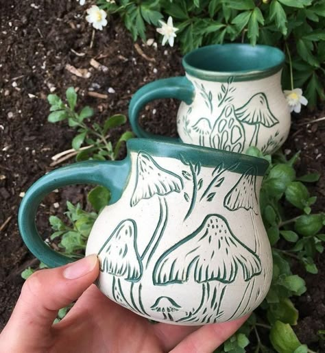 Sgraffito Mushroom Designs, Ceramic Design Painting, Pottery Ideas Cups Mugs, Mug Pottery Designs, Mug Painting Ideas Mushroom, Pottery Painting Mushroom Design, Pottery Inspiration Aesthetic, Cool Mug Designs Ceramics, Ceramic Mushroom Mug