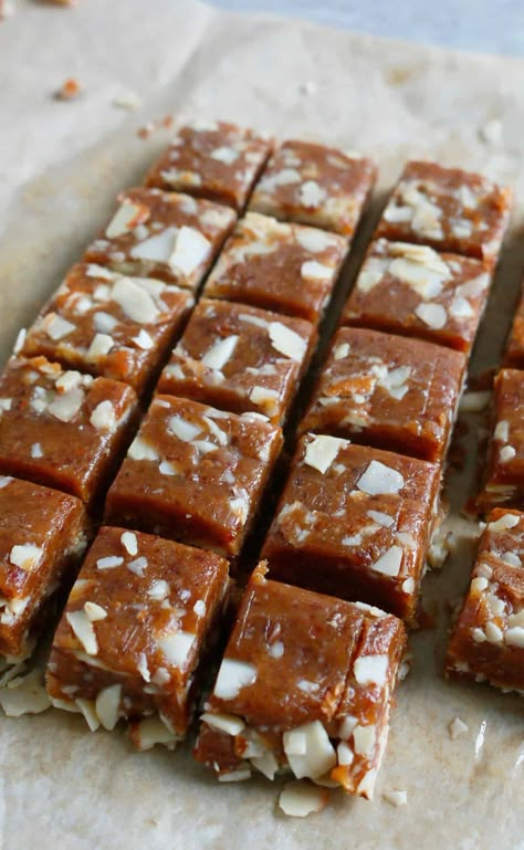 Date caramels Date Desserts, Date Recipes Healthy, Date Caramel, Healthy Candy, Cookies Bars, Aip Diet, Date Recipes, Lost 100 Pounds, Healthy Food Facts