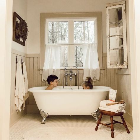 Clawfoot Tub Bathroom, Kitchen Sink Ideas, Makeover Kamar Mandi, Sink Ideas, Bathroom Farmhouse Style, Cottage Bathroom, Bad Inspiration, This Old House, Clawfoot Tub