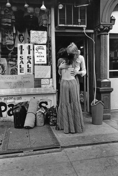 Lost In History on Twitter: "A hippie couple embrace outside a shop, selling second hand clothes in St Mark's Place, New York City, 1972… " Couple Embrace, Hippie Couple, Mundo Hippie, St Marks Place, Morgana Le Fay, Village Shop, Mode Hippie, Joan Baez, Joe Cocker