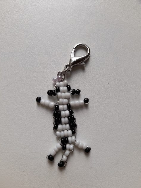 Cow Seed Bead Pattern, Bead Animal Keychain, Seed Bead Charms, Beaded Cow, Seed Bead Animals, Cow Accessories, Bead Lizard, Seed Beads Diy, Bead Things